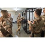 Le général de brigade aérienne Stéphane Dupont visite les installations sportives de la Task Force Monsabert avec les colonels Thomas Noizet et Joan Guiguet à Bagdad, en Irak.