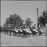 Défilé de la musique de la 5e région aérienne (RA) lors d'une prise d'armes dans le quartier La Redoute à Alger.