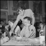 Le soldat Merlet du 117e régiment d'infanterie (RI) et le vice-président de l'AGEA.