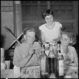 Mademoiselle Sintes proposant des cigarettes aux convives.