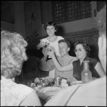 Mademoiselle Sintes, le soldat Seneau du 117e régiment d'infanterie (RI)et mademoiselle Castelli.