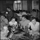 Le soldat Bernard Bonnet du 117e régiment d'infanterie (RI) et mademoiselle Clément.