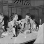 Un soldat du 117e régiment d'infanterie (RI) et une étudiante en conversation.