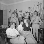 Des soldats du 117e régiment d'infanterie (RI) et des étudiantes d'Alger.