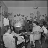 Le soldat Kervevan du 117e régiment d'infanterie (RI) en conversation avec des étudiants d'Alger.