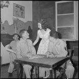 Le sergent Collet et le caporal Pierre Baron du 117e régiment d'infanterie (RI) en discussion avec mademoiselle Perchereau.