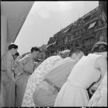 Des soldats du 117e régiment d'infanterie (RI) et des étudiantes sur un balcon