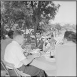 Des étudiants français et des polytechniciens pendant le déjeuner lors de leur visite à Djemila.