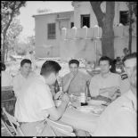 Des étudiants français et des polytechniciens pendant le déjeuner lors de leur visite à Djemila.