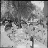 Des étudiants français et des polytechniciens pendant le déjeuner lors de leur visite à Djemila.