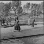 Des jeunes filles kabyles se rendant à la fontaine.