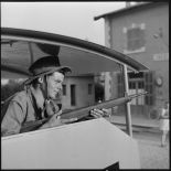 Un soldat de la 1re compagnie du 9e régiment de zouaves (RZ) à son poste de surveillance dans la draisine.