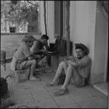 Des soldats d'une compagnie du 219e BI à leur poste de transmissions à Ben Chicao.