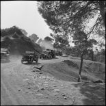 Progression du convoi de ravitaillement d'une compagnie du 219e BI vers Takitoun.