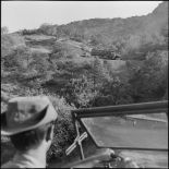 Progression d'un véhicule GMC transportant du ravitaillement.