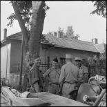 Le capitaine Glasser et le capitaine Diluccio du 1er Spahis.