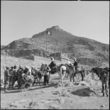 Contrôles des laissez-passer des habitants de la région de Khemis par des éléments du 22e régiment d'infanterie coloniale (RIC) .