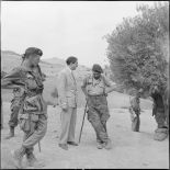 Monsieur Max Lejeune, secrétaire d'état aux forces armées en conversation avec l'aumônier du 14e régiment de chasseurs parachutistes (RCP).
