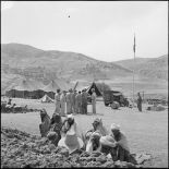Inspection du poste du 6e régiment d'infanterie (RI) à Senedja.