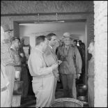 Visite des cuisines d'un poste d'une unité de la 20e DI dans le djebel Bou Zegza.