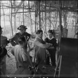 Inspection des cuisines de la 546e DBIA à L'Alma par messieurs Max Lejeune et Robert Lacoste.