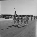 Des unités de l'infanterie de l'air défilent à la base aérienne de Telergma.