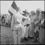 Le général Olié félicitant un ancien combattant de la guerre 14-18.