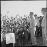 Le général Olié et les élèves de l'école du douar de Bessit.