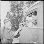 Un soldat de la 279e compagnie de circulation routière (CCR) contrôlant les papiers d'un conducteur de camionnette.