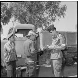 Un soldat de la 279e compagnie de circulation routière (CCR) vérifiant les papiers d'identité de passagers d'une camion.