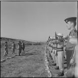 Le général Réthoré saluant des troupes de légionnaires.