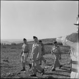 Revue des troupes de légionnaires par le général Réthoré lors de la remise de l'étendard au 24e régiment d'artillerie (RA).