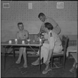 Des soldats au foyer du 10e régiment d'artillerie coloniale (RAC).