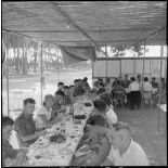 Vue d'ensemble du repas fraternel au restaurant La gondole.
