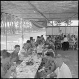Vue d'ensemble du repas fraternel au restaurant La gondole.