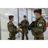 Un chef de section mène un briefing auprès de ses éléments lors d'une patrouille à Orly.