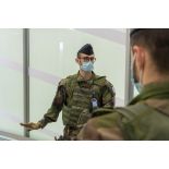 Un chef de section mène un briefing auprès de ses éléments lors d'une patrouille à Orly.