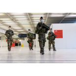 Des soldats mènent une patrouille à Orly.