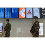 Des soldats mènent une patrouille à Orly.