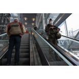 Des soldats mènent une patrouille à Orly.