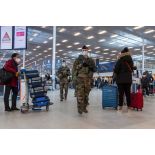 Des soldats mènent une patrouille à Orly.