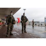 Des soldats mènent une patrouille à Orly.