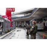 Un soldat mène une patrouille à Orly.