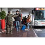 Un soldat demande à des civils de contourner une zone de colis suspect à Orly.