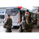 Des soldats mènent une patrouille à Orly.