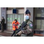 Un soldat mène une patrouille à Orly.