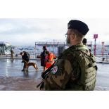 Un soldat sécurise une zone de colis suspect aux côtés d'agents aéroportuaires à Orly.