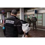 Un agent cynotechnique de la sûreté aérienne et aéroportuaire récupère un colis suspect neutralisé à Orly.