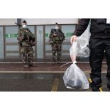 Des soldats sécurisent une zone de colis suspect aux côtés d'un agent de la sûreté aérienne et aéroportuaire à Orly.