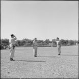 Le général Vanuxen présente le nouveau commandant à la troupe, le chef de bataillon Ducret.